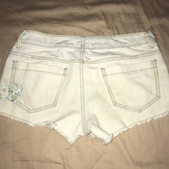 White patch shorts - Picture 2 of 3